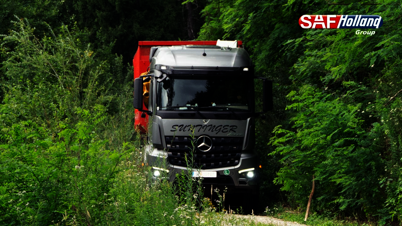 Wie transportiert man 50 m³ Hackschnitzel sicher durch den Wald?