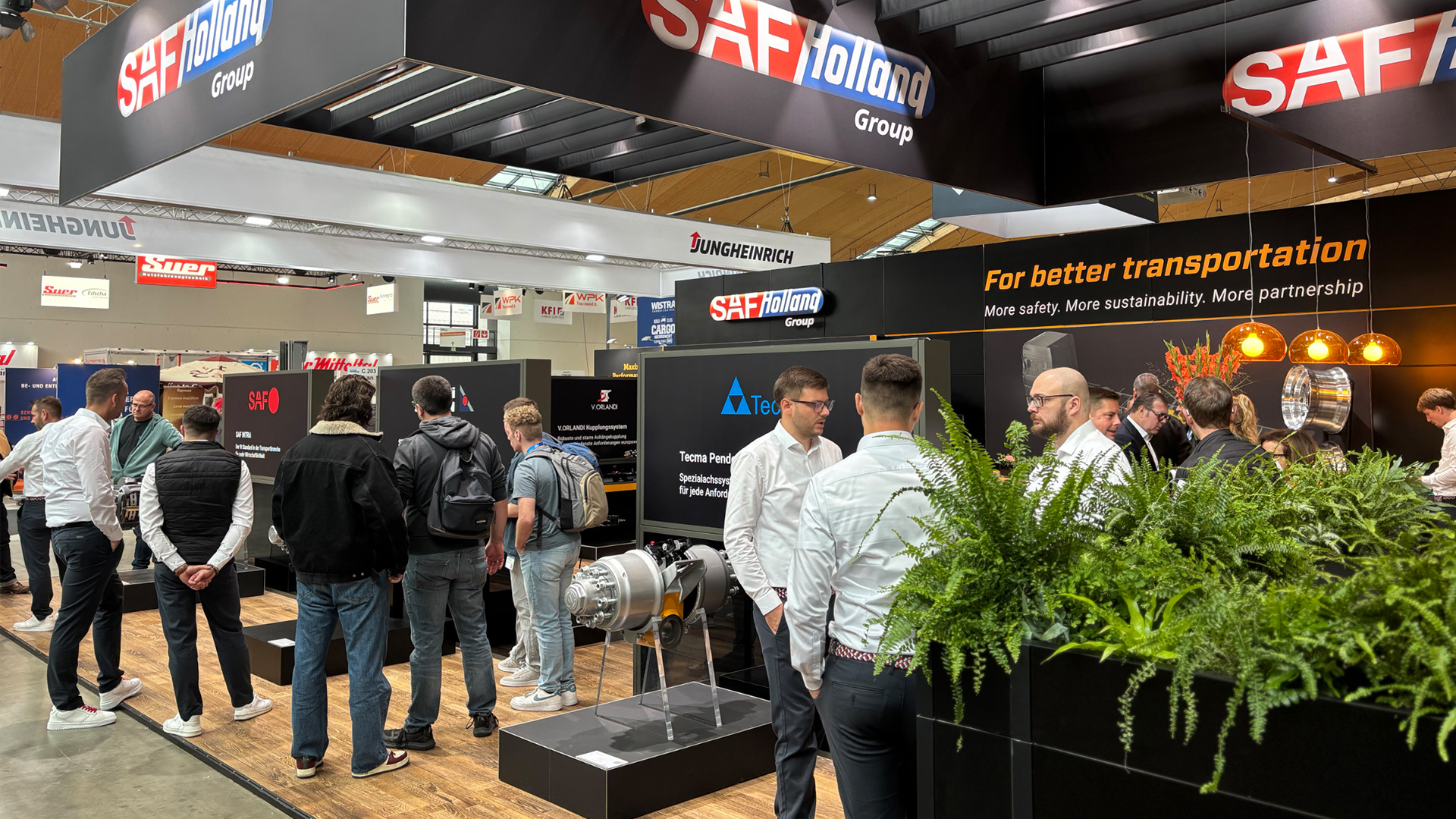 People at the SAF-HOLLAND trade fair booth